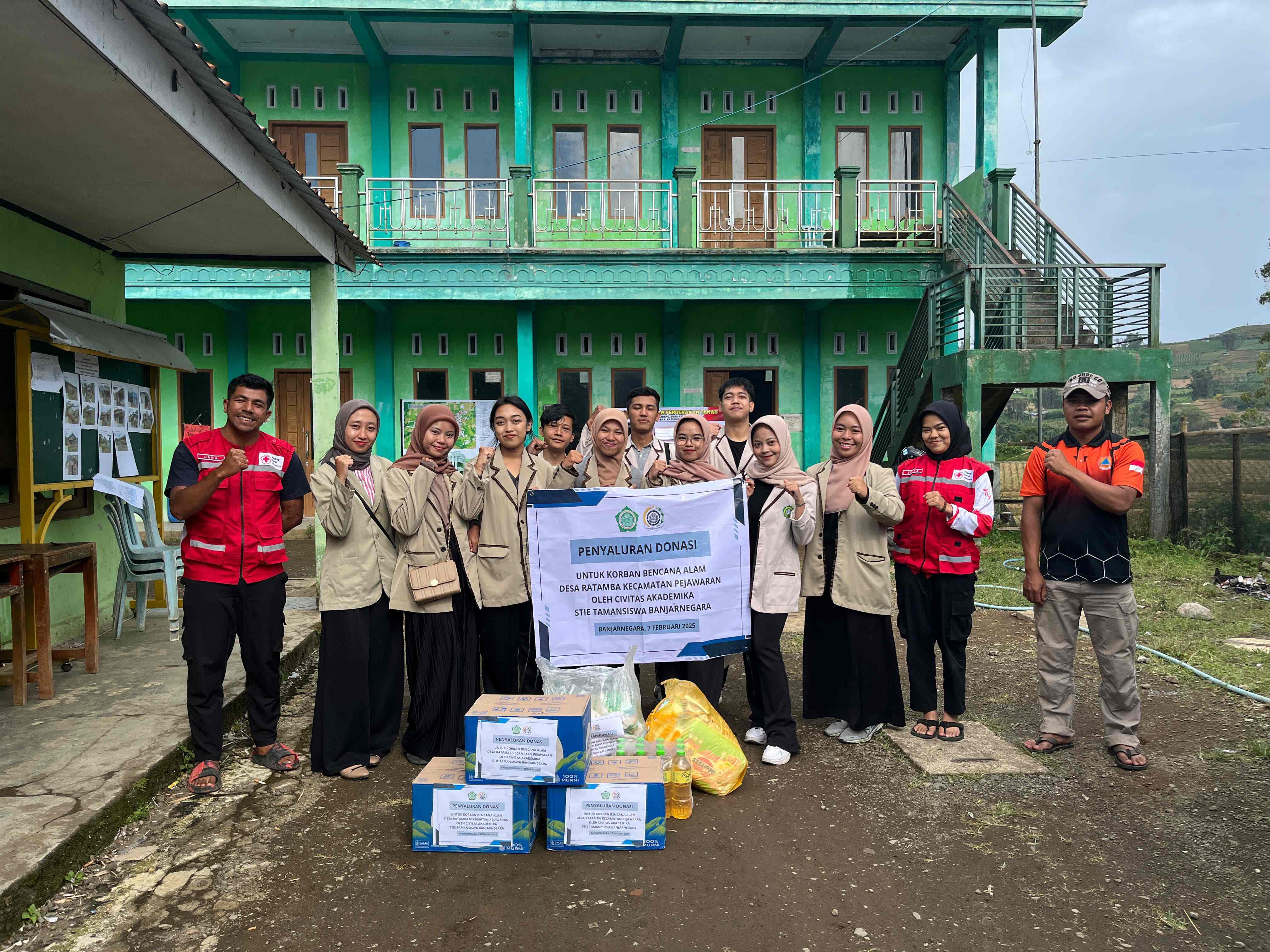 Penyaluran Donasi STIE Tamansiswa Banjarnegara Untuk Korban Bencana Di Ratamba