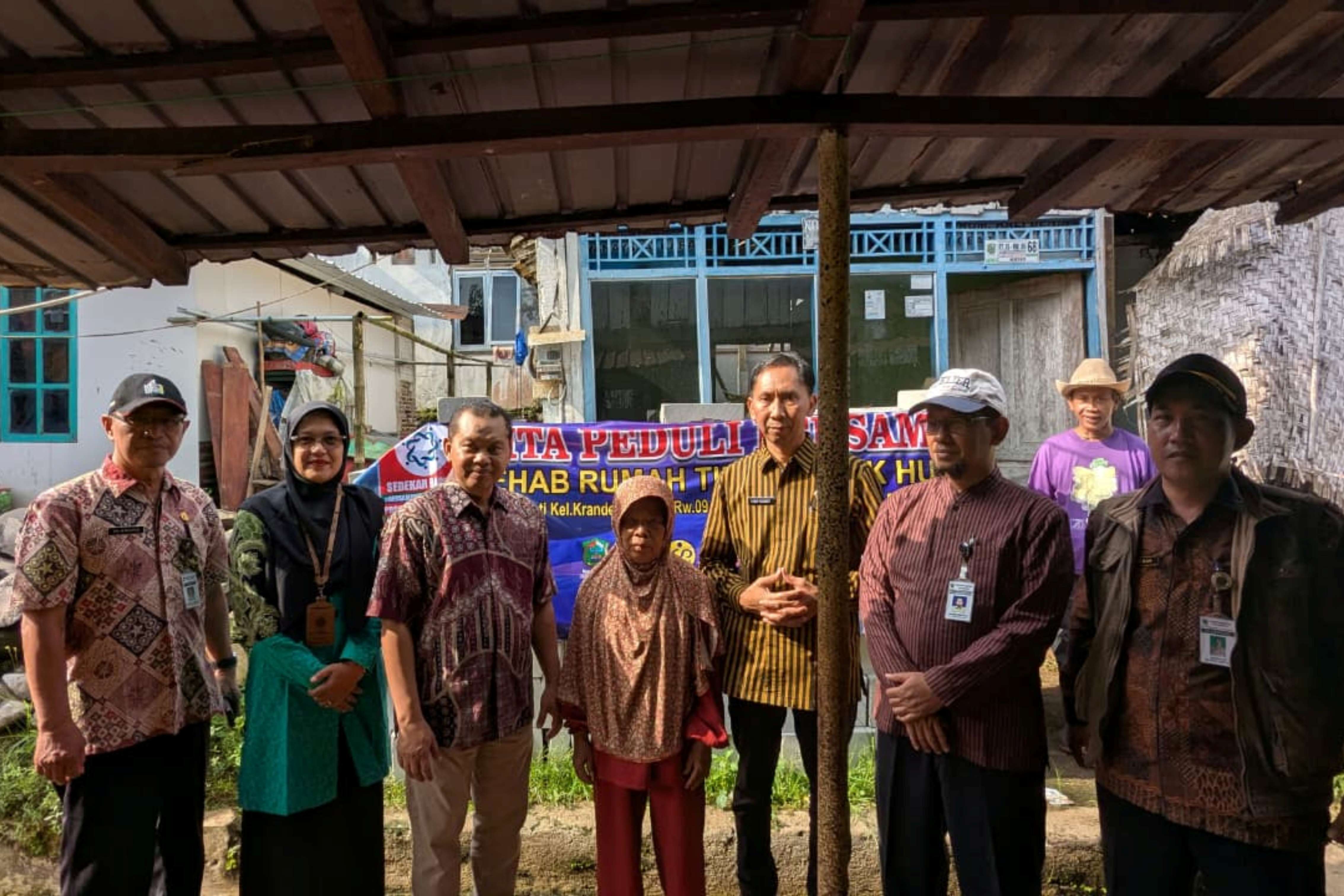 Peletakkan Batu Pertama Oleh Ketua STIE Tamansiswa Banjarnegara