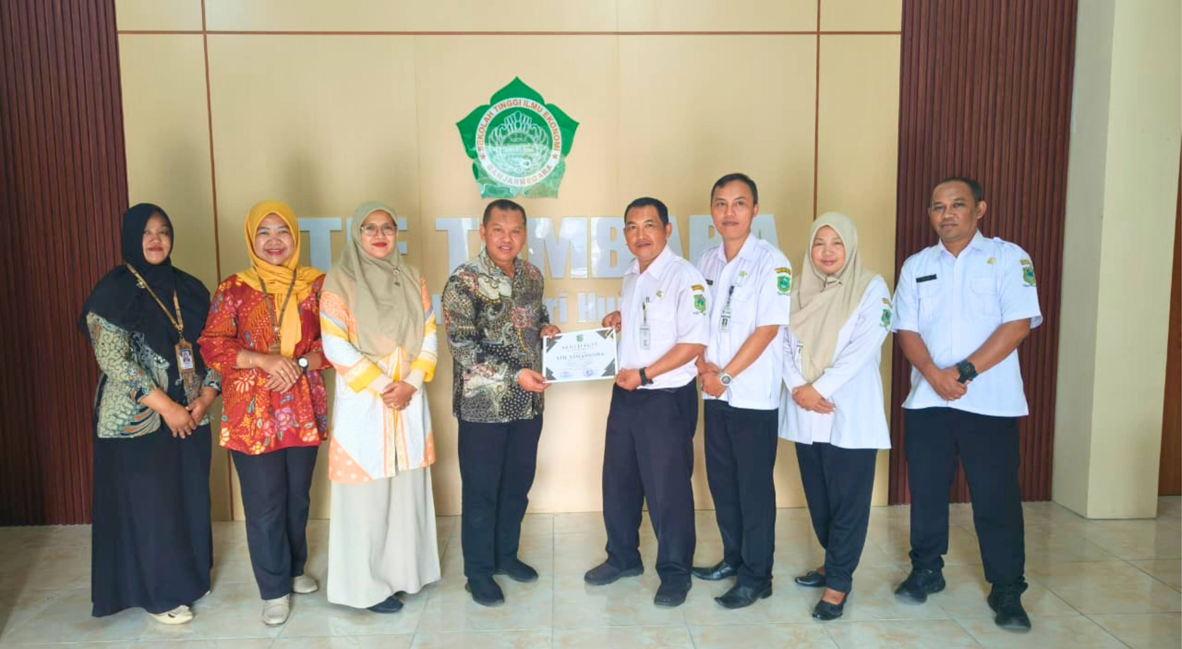 STIE Tamansiswa Banjarnegara Terima Sertifikat Penghargaan Program RTLH